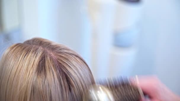 Kształtowanie Włosów Salonie Fryzjerskim Zbliżenie Szczyt Głowy Blondynki Długimi Włosami — Wideo stockowe