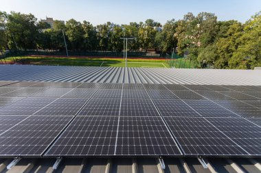 Binanın çatısındaki güneş enerjisinin monte edilmiş güneş panellerinden elde edilmesi. Burada ne kadar güneşli gün olursa o kadar enerji depolanır..