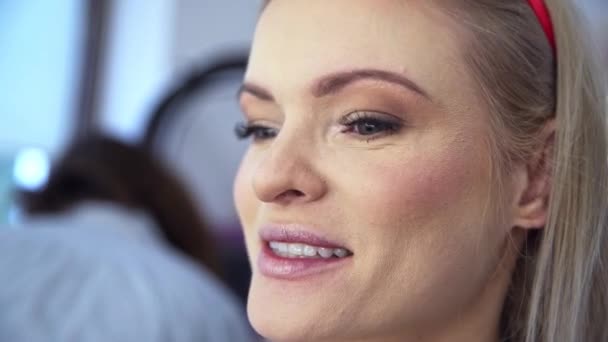 Primer Plano Cara Una Mujer Rubia Maquillaje Completo Mujer Está — Vídeos de Stock