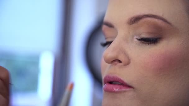 Naprawiam Makijaż Ust Nakładanie Błyszczyka Cienką Szczotką Bardzo Zbliżenie Twarz — Wideo stockowe
