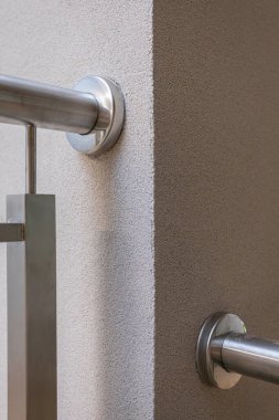 Yuvarlak cevher direğe bağlanmış ve maske ile kaplanmış. Korkuluğun tüm elementleri paslanmaz çelikten yapılmıştır..