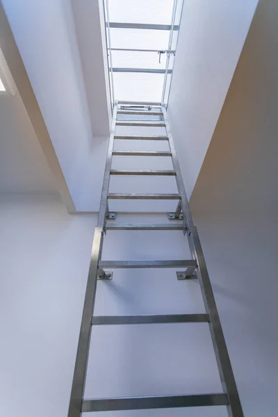 Hoge Ladder Gemaakt Van Roestvrij Staal Bevestigd Aan Muur Technische — Stockfoto