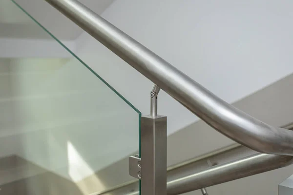 Merdiven Elementi Paslanmaz Çelik Bir Direğe Güçlendirilmiş Cam Levhaya Bağlı — Stok fotoğraf
