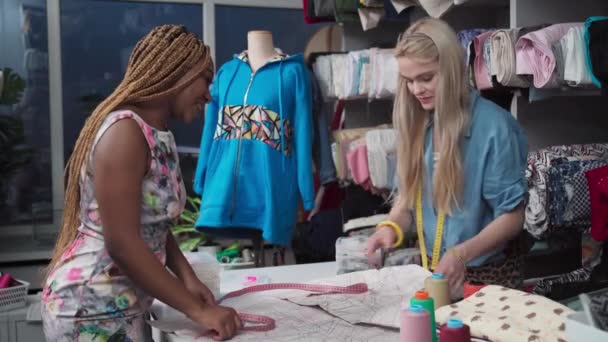 Två Kvinnliga Kläddesigners Planerar Ett Gemensamt Projekt För Nästa Sommarsäsong — Stockvideo
