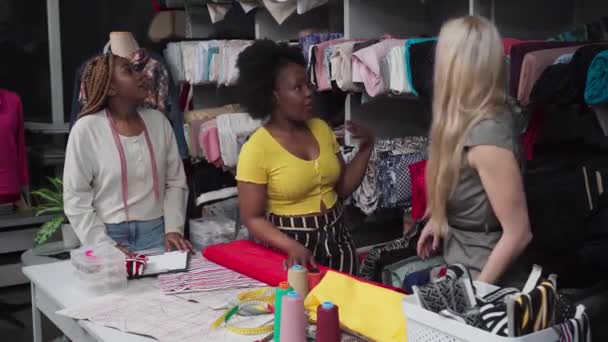 Une Assistante Couturière Une Créatrice Vêtements Ainsi Client Réfléchissent Choix — Video