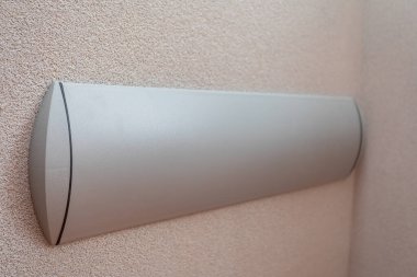 Koridorların duvarlarına sıklıkla insanlar ve el arabaları tarafından kullanılan özel duvar tamponları monte edilir. Duvarı hasardan korumak için..