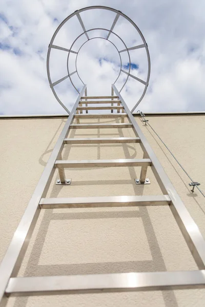 Onderaanzicht Van Roestvrijstalen Ladder Gemonteerd Gevel Van Het Gebouw Technische — Stockfoto