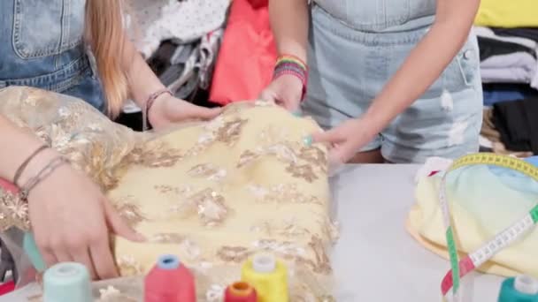 재봉틀 테이블 위에는 재봉틀 노란색 무늬가 레이스를 합니다 일하는 재단사 — 비디오