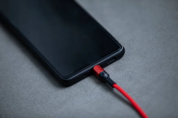 Bir Cep Telefonunun Bataryasını Elektrik Şarj Aletine Bağlayarak Şarj Etmek — Stok fotoğraf