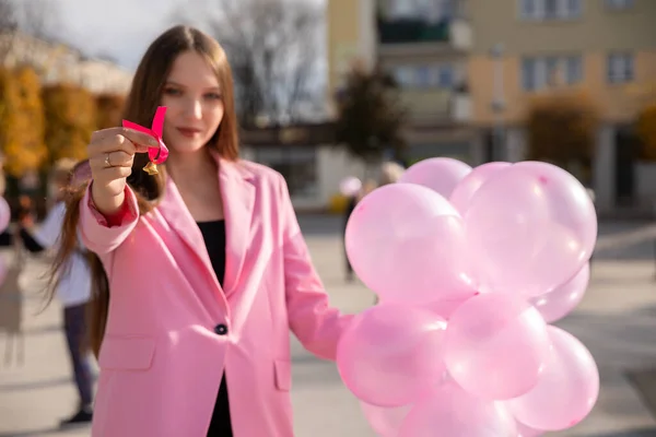 Dziewczyna Trzyma Różowe Balony Jednej Ręce Różową Wstążkę Drugiej Aby — Zdjęcie stockowe