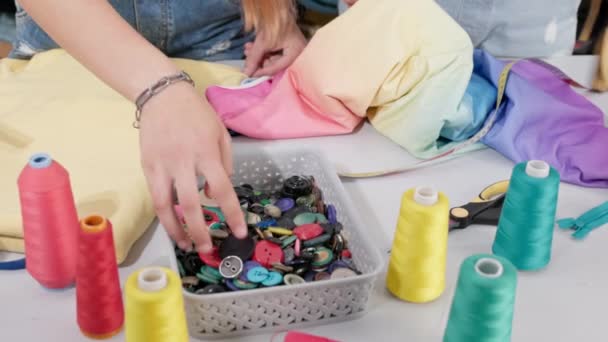 Plastik Bir Sepetin Içinde Farklı Boyutlarda Renklerde Düğmeler Vardır Kız — Stok video