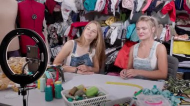 Genç giyim tasarımcıları ilgili terzilikle ilgili bir video bloğunun ilk bölümünü başlattılar. Dikiş atölyesinde kumaşlarla destekleniyorlar..