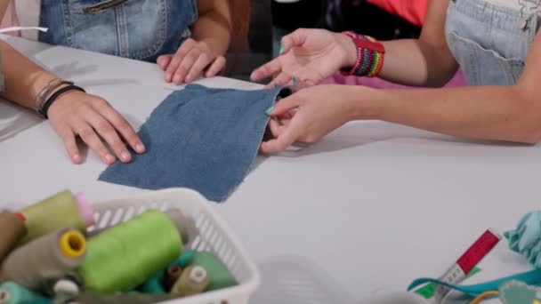 裁缝师用斜纹棉布做了一个新的口袋图案 并精确地检查它的外观 正在工作的裁缝车间设施 — 图库视频影像