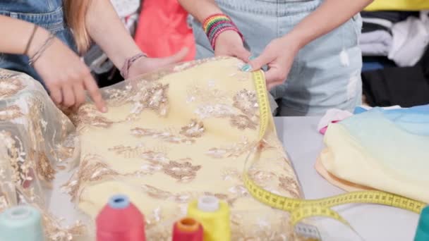 用精美的金黄色花边做的织物的精确尺寸 准备把织造的织物剪成合适的尺寸 — 图库视频影像