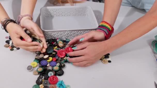 Uygun Düğme Rengini Seçtikten Sonra Diğerleri Masadan Plastik Bir Kabın — Stok video