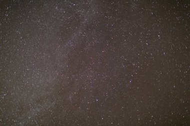 Fotoğraftaki küçük noktalar uzak galaksilerden gelen açık ve bulutsuz gökyüzündeki yıldızlar. Evren fotoğrafın küçük bir diliminde.