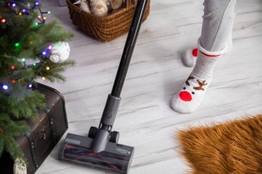 Noel ağacının yanında elektrikli süpürge var. Noel kutlaması için ev hazırlıkları.