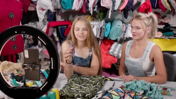 Během Živého Vysílání Vlog Krejčovství Dívky Demonstrují Speciální Nůžky Používané — Stock video