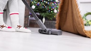 Kıllı halının altında bile tüm odayı iyice süpürmüşler. Oturma odası Noel için dekore edildi..