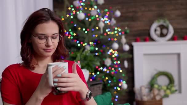 Молодая Привлекательная Девушка Романтической Атмосфере Рождества Обнимает Горячую Чашку Кофе — стоковое видео