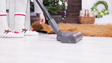 Halının altında bir sürü döküntü birikiyor bu yüzden zemini de süpürmen gerekiyor. Oturma odası gelecek Noel için dekore edildi..