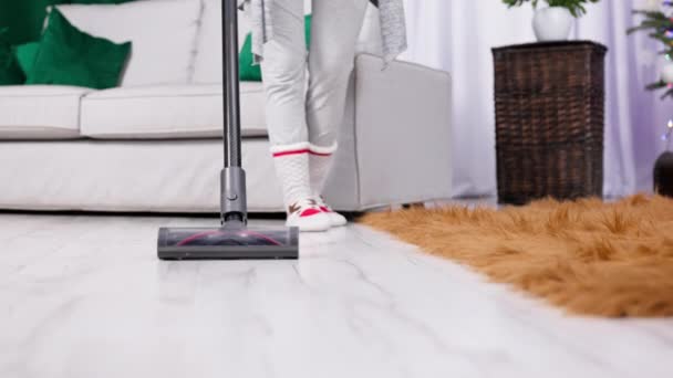 一个女孩在吸尘地板的时候通过日常的清扫 照顾好整栋房子的秩序和整洁 — 图库视频影像