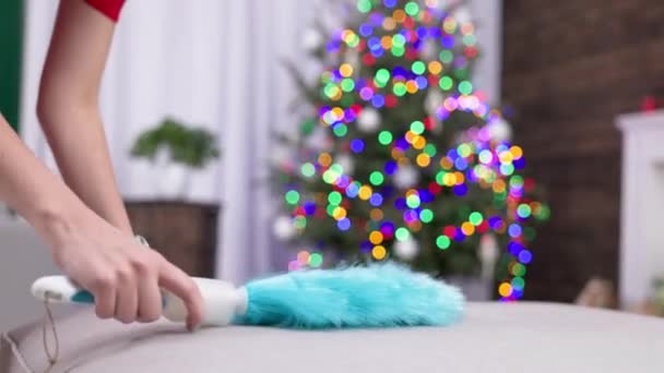 Тщательная Очистка Пыли Непосредственно Перед Приемом Приглашенных Гостей Рождество Гостиную — стоковое видео