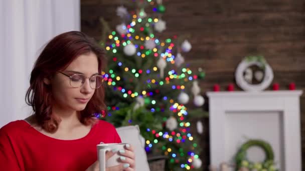 Soggiorno Decorato Natale Siede Una Ragazza Abito Rosso Beve Caldo — Video Stock