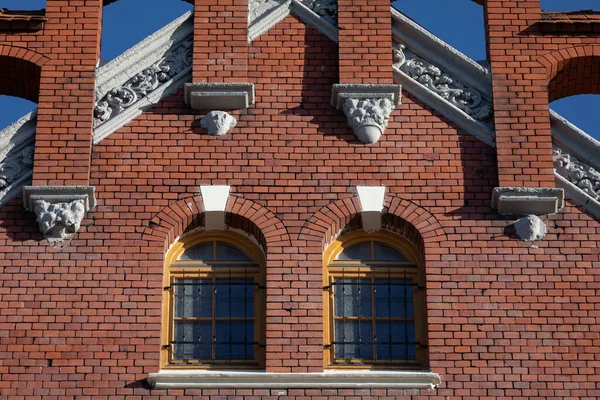 Framsidan Den Övre Gavelväggen Den Historiska Röda Tegelbyggnaden Två Spärrade — Stockfoto