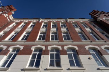 Tarihi binanın ön cephesinin bir görüntüsü. Eski neo-gotik binanın altından görünen ön duvar..