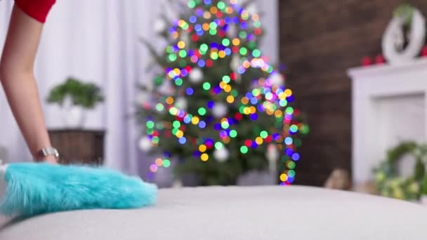クリスマスに招待されたゲストを受け取る直前の女の子徹底的な塵のクリーニング 居間が掃除されてる — ストック動画