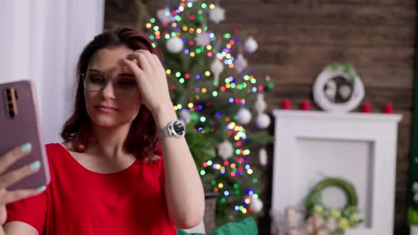 Ragazza Abito Rosso Prende Selfie Sullo Sfondo Albero Natale Con — Video Stock