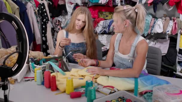 Elegir Botón Color Adecuado Para Tela Amarilla Dos Chicas Llevando — Vídeo de stock