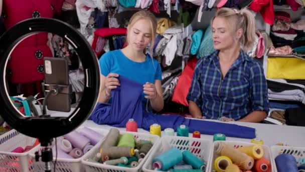 Vloggeři Vykazují Vlastnosti Fialové Tkaniny Které Budou Šít Šaty Pro — Stock video