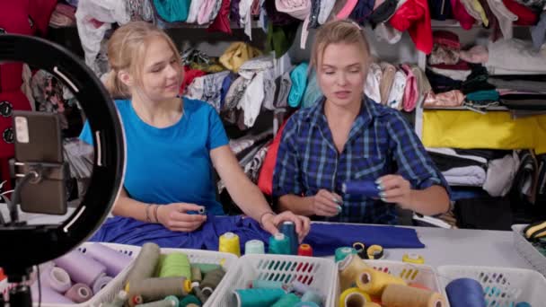 Selama Vlog Para Gadis Memilih Warna Benang Yang Tepat Untuk — Stok Video
