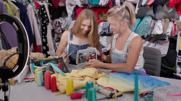 Memilih Tombol Warna Yang Tepat Untuk Kain Kuning Dua Gadis — Stok Video
