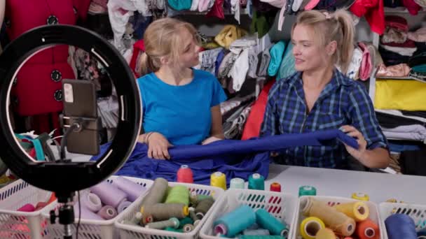Vloggers Παρουσιάζουν Ιδιότητες Μωβ Υφάσματος Από Οποίο Ράψουν Φορέματα Για — Αρχείο Βίντεο