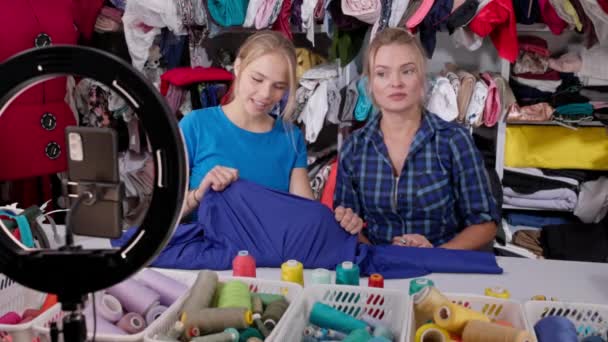 Během Živého Vlog Matka Dcera Diskutovat Typu Zvolené Tkaniny Nejlepší — Stock video