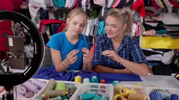 妈妈和女儿在直播Vlog显示他们选择了什么颜色的紫色编织 Vlog Conducted Back Room Sewing Studio — 图库视频影像