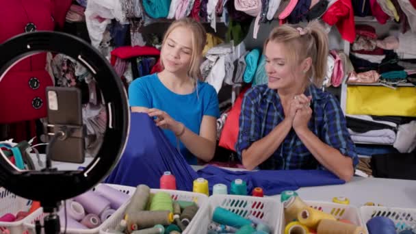 ライブVlogでは 母と娘が選択した生地の種類とそれで縫うのが最善であるかについて話し合います — ストック動画