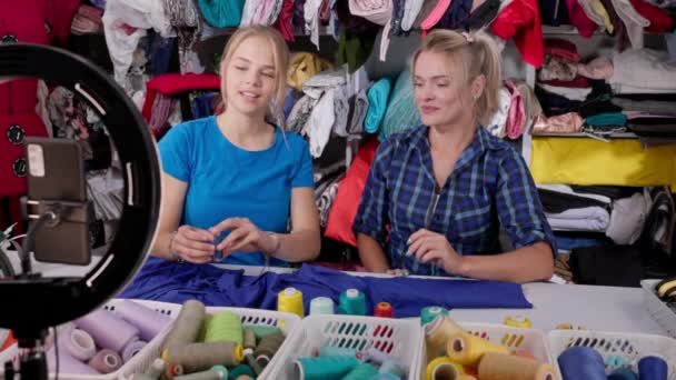 Mama Córka Vlog Żywo Pokazać Jaki Kolor Wybrali Fioletowy Tkane — Wideo stockowe