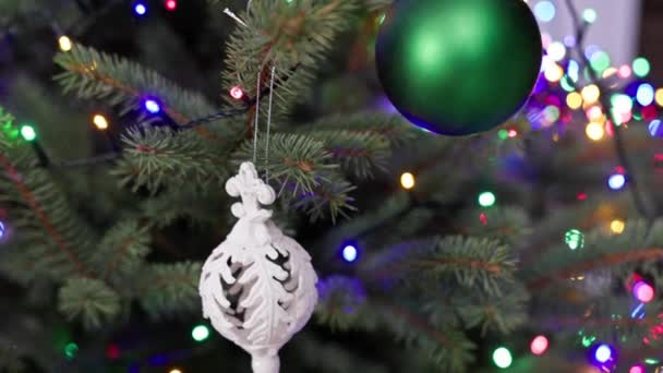 Kramer Está Lentamente Aproximando Árvore Natal Árvore Abeto Decorada Com — Vídeo de Stock