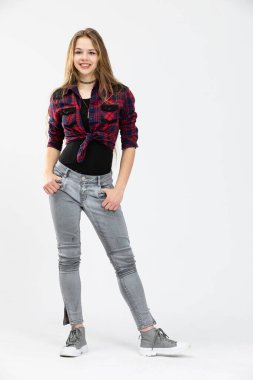 Kendinden emin bir kız elleri pantolonunun cebinde durur..