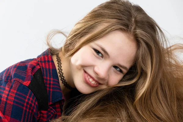 Młoda Dziewczyna Uśmiecha Się Pokazując Zęby Pochyla Głowę Lekko Bok — Zdjęcie stockowe