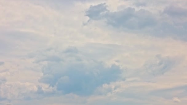 Yaz Mevsimi Boyunca Mavi Gökyüzünde Hareket Eden Beyaz Bulutların Hızlandırılmış — Stok video