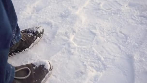 Человек Ходит Снегу Крупный План Ног Зимних Сапогах Человек Движется — стоковое видео