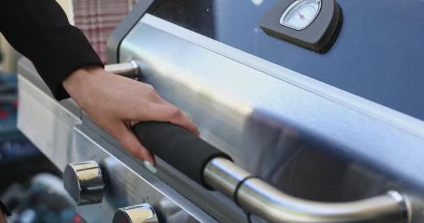 Close Womans Hand Woman Lifts Flap Large Grill Grill Dirty — Stock Video