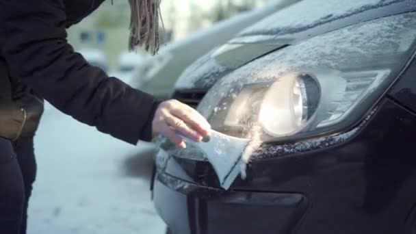 Arabanın Tarafını Kapat Işıklar Açık Olsun Bir Kadın Işıkların Üzerine — Stok video