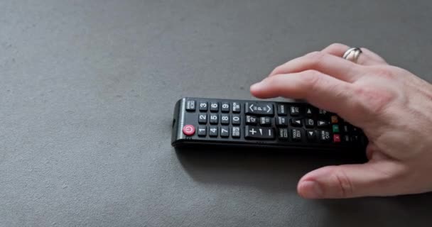 Controle Remoto Está Deitado Sofá Homem Pressiona Botão Para Mudar — Vídeo de Stock
