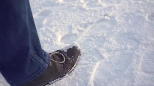 Κοντινό Πλάνο Ποδιών Χειμερινές Μπότες Ένας Άνθρωπος Περπατάει Στο Χιόνι — Αρχείο Βίντεο